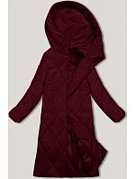 Dlouhá zimní bunda ve vínové bordó barvě s kapucí model 21472300 - J.STYLE Dlouhá zimní bunda ve vínové bordó barvě s kapucí model 21472300 - J.STYLE