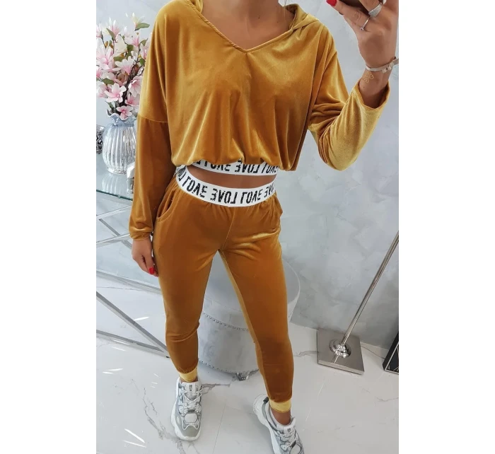 Velúrová súprava s kapucňou v horčicovej farbe