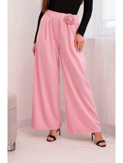 Dámske elegantné nohavice so širokými nohavicami a ozdobným kvetom candy pink Dámske elegantné nohavice so širokými nohavicami a ozdobným kvetom candy pink