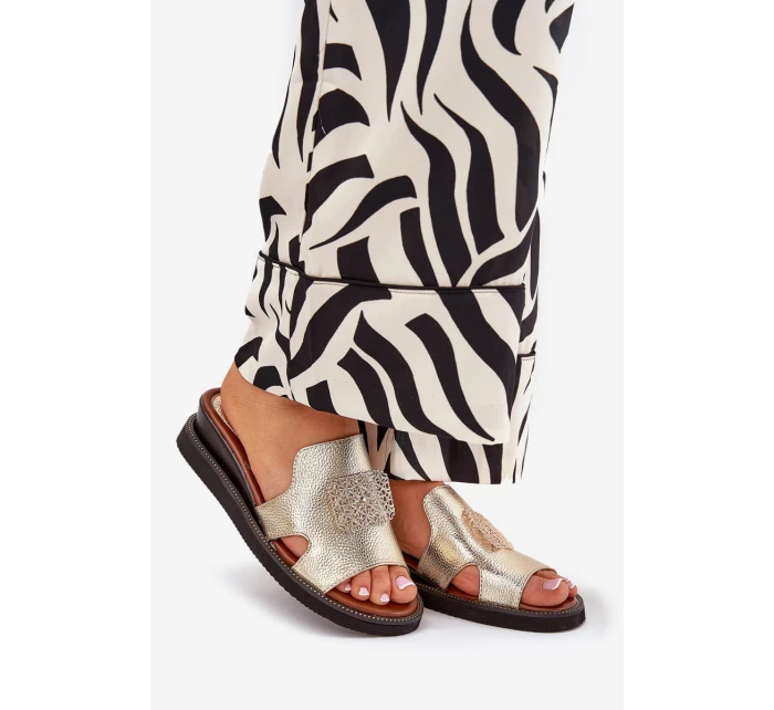 Klapki Damskie Na Koturnie Eko Skórzane Z Ozdobą Złote Sarela Klapki Damskie Na Koturnie Eko Skórzane Z Ozdobą Złote Sarela