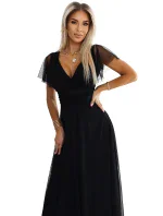 Černé dlouhé dámské šaty s výstřihem a krátkými rukávy model 20625782 - numoco basic Černé dlouhé dámské šaty s výstřihem a krátkými rukávy model 20625782 - numoco basic