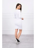 Priliehavé šaty s výstrihom bielej