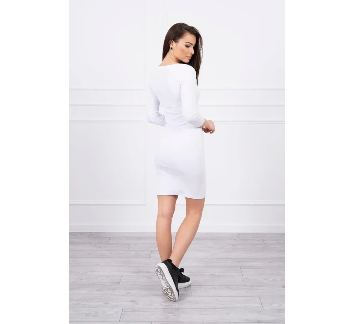 Priliehavé šaty s výstrihom bielej