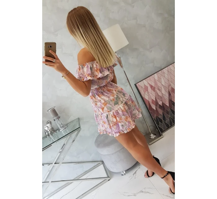 Kvetinové šaty s odhalenými ramenami vo fialovej farbe