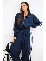 Dámský bavlněný komplet s oversized kalhotami a model 22294724 lampasy modrý - K-Fashion Dámský bavlněný komplet s oversized kalhotami a model 22294724 lampasy modrý - K-Fashion