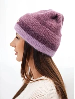 Dámská čepice beanie žebrovaná s ozdobou tmavě model 22555037 - K-Fashion Dámská čepice beanie žebrovaná s ozdobou tmavě model 22555037 - K-Fashion