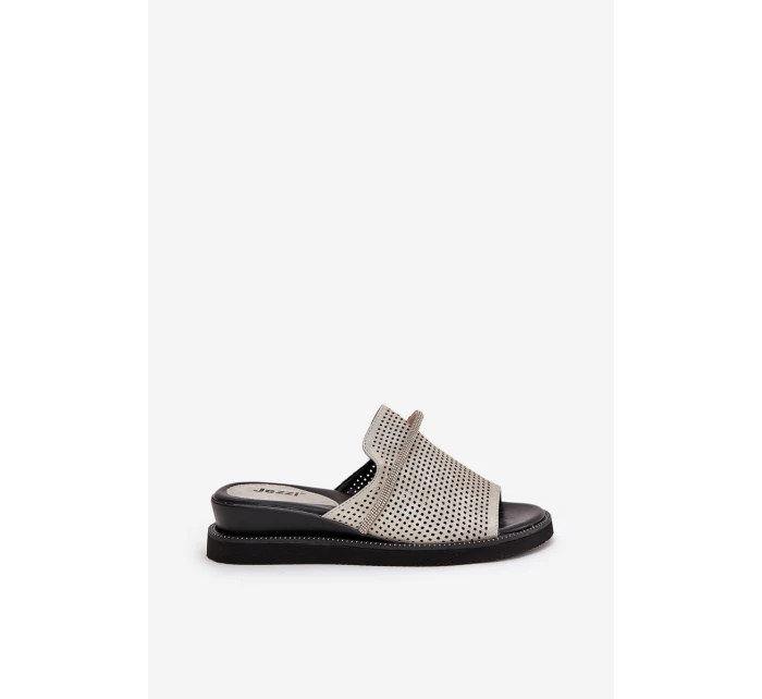 Dámské sandály na klínu s ozdobným páskem stříbrné model 21686867 - Boto Dámské sandály na klínu s ozdobným páskem stříbrné model 21686867 - Boto