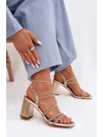 Sandále na podpätku model 225209 Vykročte štýlovo