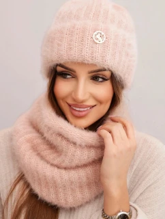 Dámska zimná čiapka a šál s ozdobným emblémom svetlo púdrovo ružová