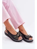 Dámské kožené sandály na klínu s mašlí model 21701827 černé - Zazoo Dámské kožené sandály na klínu s mašlí model 21701827 černé - Zazoo