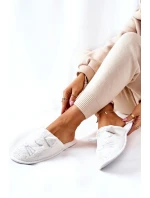 Lesklé pantofle bílé model 21570304 - EVENTO