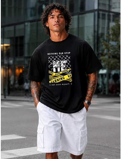 Koszulka męska bawełniana oversize z nadrukiem czarna model 22216198 - FashionStreet Koszulka męska bawełniana oversize z nadrukiem czarna model 22216198 - FashionStreet