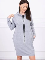 Šaty s kravatou šedej