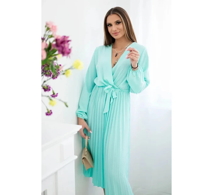 Šaty s viazaným plisovaným lemom svetlej mentolovej farby