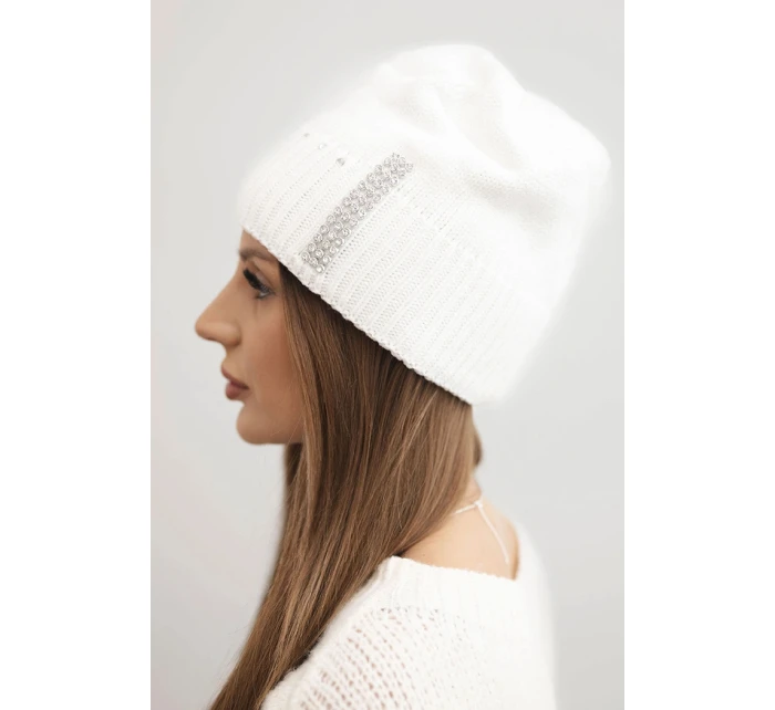 Dámská zimní čepice vlněná s krystaly model 21750388 bílá - K-Fashion Dámská zimní čepice vlněná s krystaly model 21750388 bílá - K-Fashion