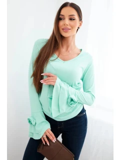 Dámska pruhovaná blúzka s výstrihom do V a volánikmi na rukávoch mätová