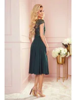 LINDA - Dámske šifónové šaty vo fľaškovo zelenej farbe s krajkovým výstrihom 381-2