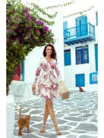 CAROLINE - Dámske šaty s volánikmi, preloženým obálkovým výstrihom as kvetinovým vzorom na svetlom pozadí 297-2 CAROLINE - Dámske šaty s volánikmi, preloženým obálkovým výstrihom as kvetinovým vzorom na svetlom pozadí 297-2