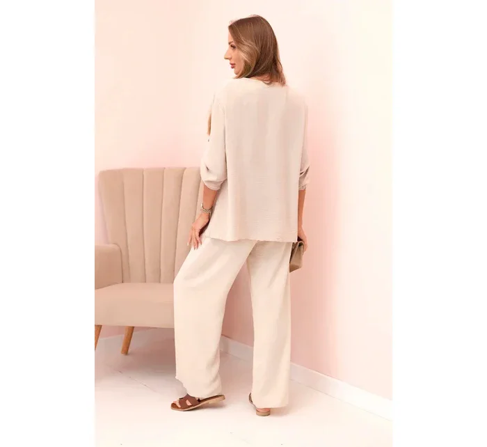 Dámsky set s blúzkou s náhrdelníkom a širokými nohavicami béžovej farby