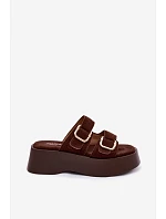 Dámske sandále na platforme so zlatými prackami a imitáciou semišu Hazelia Chocolate Dámske sandále na platforme so zlatými prackami a imitáciou semišu Hazelia Chocolate