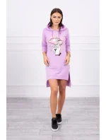 Šaty s dlhším chrbtom a farebnou potlačou fialovej farby