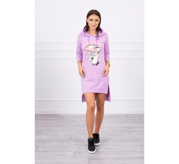Šaty s dlhším chrbtom a farebnou potlačou fialovej farby