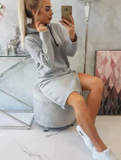 Šaty s kapucňou a bočným rázporkom šedej