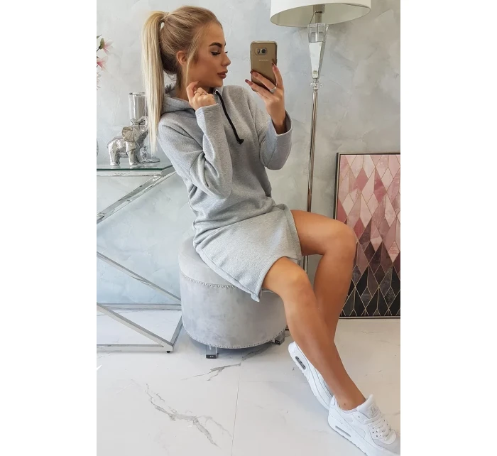 Šaty s kapucňou a bočným rázporkom šedej