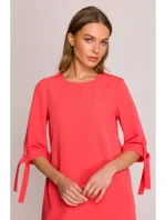 Šaty áčkového střihu s rukávy korálová barva model 20966075 - STYLOVE Šaty áčkového střihu s rukávy korálová barva model 20966075 - STYLOVE