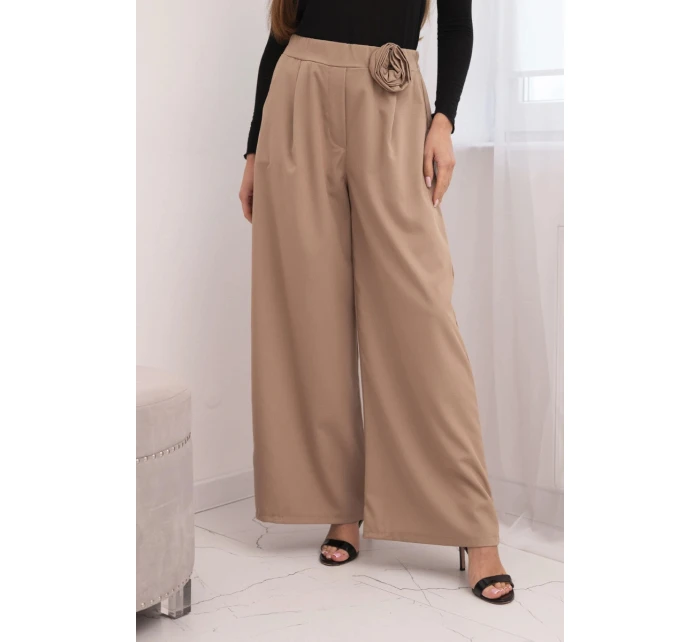 Dámské elegantní kalhoty s širokou nohavicí a ozdobným květem fango Dámské elegantní kalhoty s širokou nohavicí a ozdobným květem fango