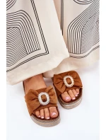 Klapki Damskie Na Platformie Z Kokardką I Ozdobną Broszką Camel Lenela Klapki Damskie Na Platformie Z Kokardką I Ozdobną Broszką Camel Lenela