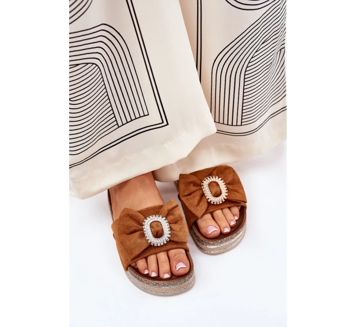 Klapki Damskie Na Platformie Z Kokardką I Ozdobną Broszką Camel Lenela Klapki Damskie Na Platformie Z Kokardką I Ozdobną Broszką Camel Lenela