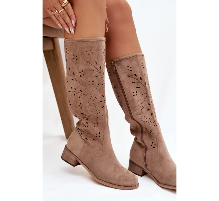 Ažurové dámské kozačky na klínu béžové Helinna Ažurové dámské kozačky na klínu béžové Helinna