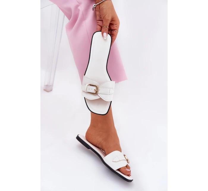 Ploché Dámské Pantofle Se Zlatou Přezkou Bílé model 21689698 - Boto Ploché Dámské Pantofle Se Zlatou Přezkou Bílé model 21689698 - Boto