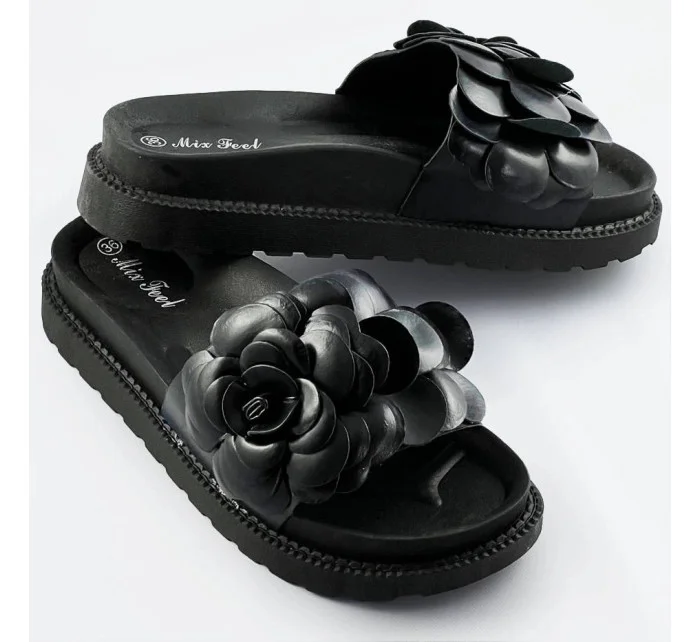 Černé dámské pantofle s květinou model 17352391 - Mix Feel Černé dámské pantofle s květinou model 17352391 - Mix Feel