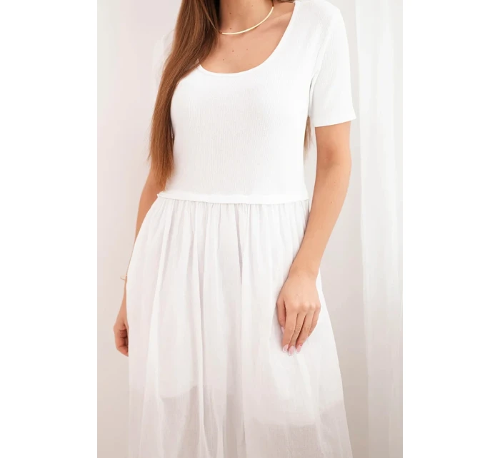 Dámske bavlnené midi šaty s krátkymi rukávmi a rozšírenou spodnou časťou biele