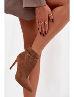 Dámské kotníkové boty na jehlovém podpatku z eko semiše tmavě béžové Amalundi Dámské kotníkové boty na jehlovém podpatku z eko semiše tmavě béžové Amalundi