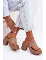 Dámské nazouváky na sloupkovém podpatku se zlatým detailem tmavě béžové model 22037686 - Boto