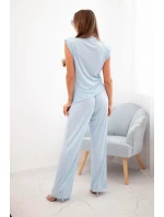 Elegantný dámsky set so širokými nohavicami a blúzkou s volánikmi modrej farby Elegantný dámsky set so širokými nohavicami a blúzkou s volánikmi modrej farby