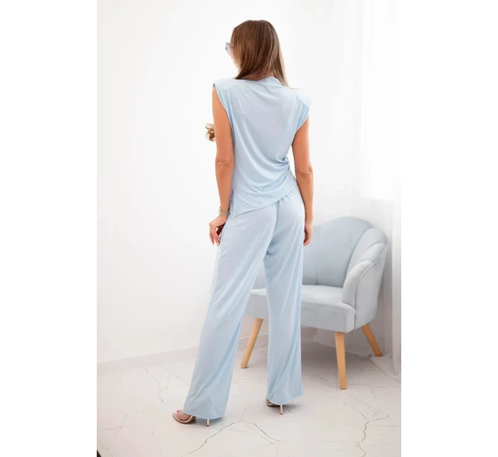 Elegantný dámsky set so širokými nohavicami a blúzkou s volánikmi modrej farby Elegantný dámsky set so širokými nohavicami a blúzkou s volánikmi modrej farby