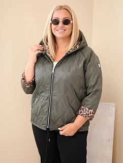 Dámska bunda vo veľkosti Plus Size s kapucňou a leopardovým lemovaním v khaki farbe