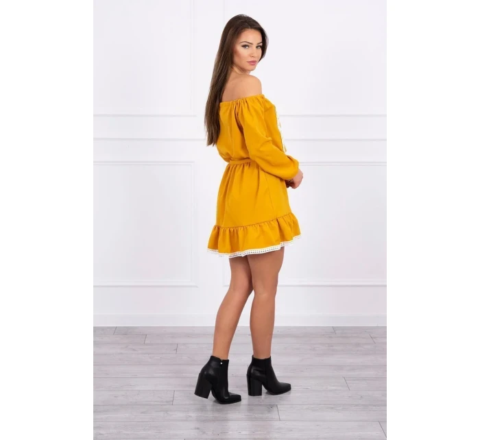 Šaty s otevřenými rameny a krajkou v hořčicové barvě