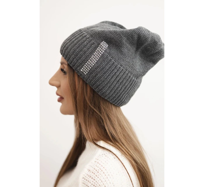 Dámská zimní čepice z vlny s krystaly model 21750400 grafitová - K-Fashion Dámská zimní čepice z vlny s krystaly model 21750400 grafitová - K-Fashion