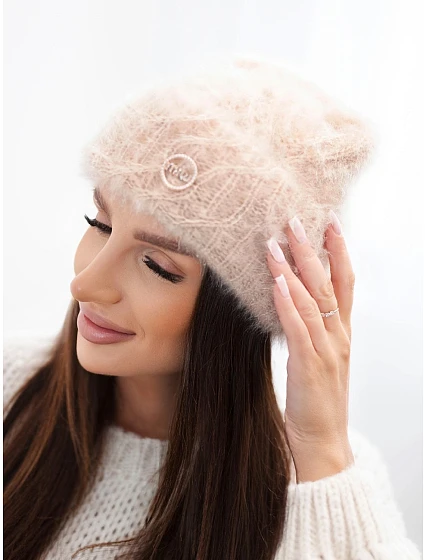 Dámská čepice žebrovaná s příměsí viskózy a nášivkou béžová Dámská čepice žebrovaná s příměsí viskózy a nášivkou béžová