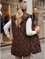 Długa kamizelka damska pikowana z kapturem brązowa model 22361886 - FashionStreet Długa kamizelka damska pikowana z kapturem brązowa model 22361886 - FashionStreet