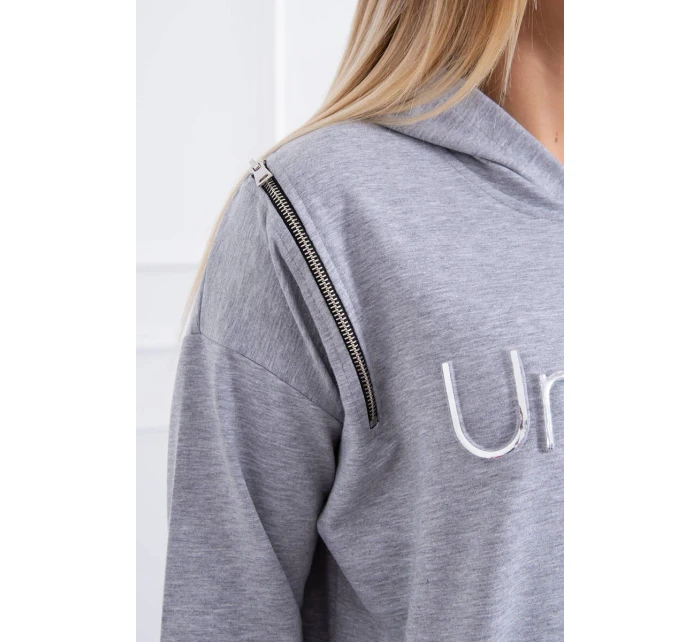 Neobmedzené šedé šaty