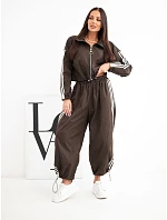 Dámský bavlněný komplet s oversized kalhotami a kontrastními lampasy hnědý Dámský bavlněný komplet s oversized kalhotami a kontrastními lampasy hnědý
