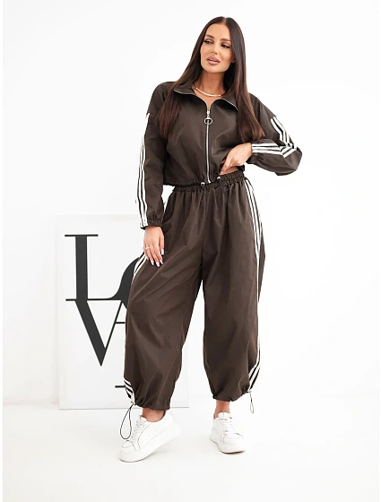 Dámský bavlněný komplet s oversized kalhotami a kontrastními lampasy hnědý Dámský bavlněný komplet s oversized kalhotami a kontrastními lampasy hnědý