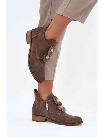 Semišové dámské polobotky s ozdobnými květinami model 21707536 tmavě béžové - Zazoo Semišové dámské polobotky s ozdobnými květinami model 21707536 tmavě béžové - Zazoo