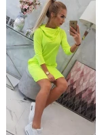Šaty s kapucí a kapsami žluté neonové barvy Šaty s kapucí a kapsami žluté neonové barvy